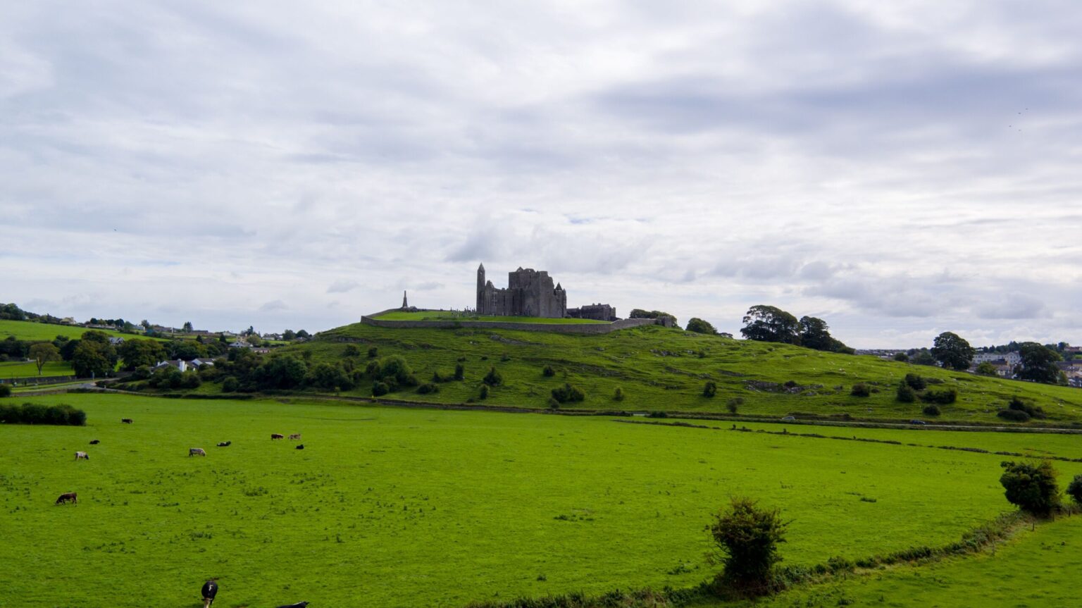 The Rock of Cashel in County Tipperary, a highlight of a private chauffeur tour of Ireland